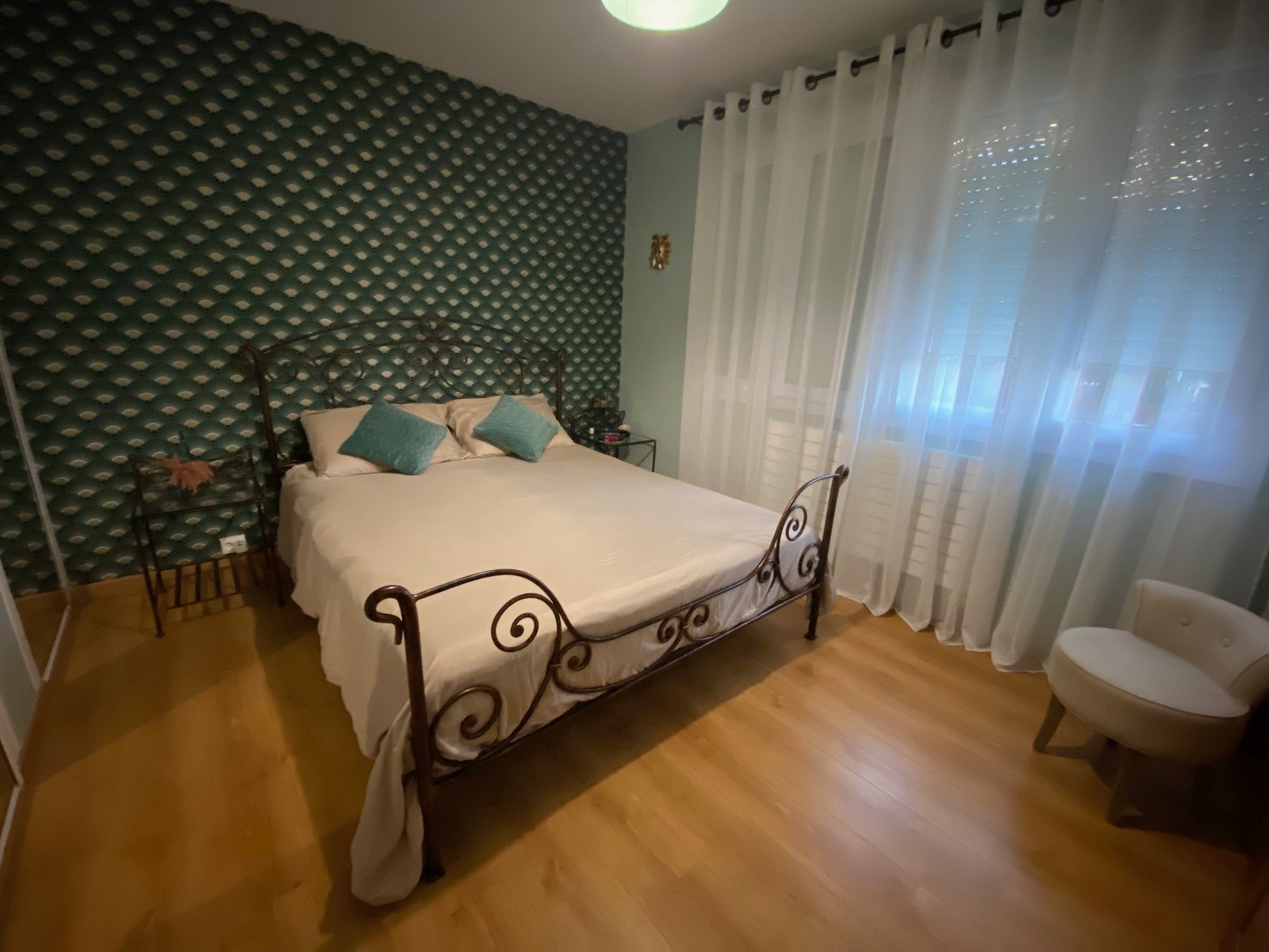 Beige_Vue du fond de la chambre_2